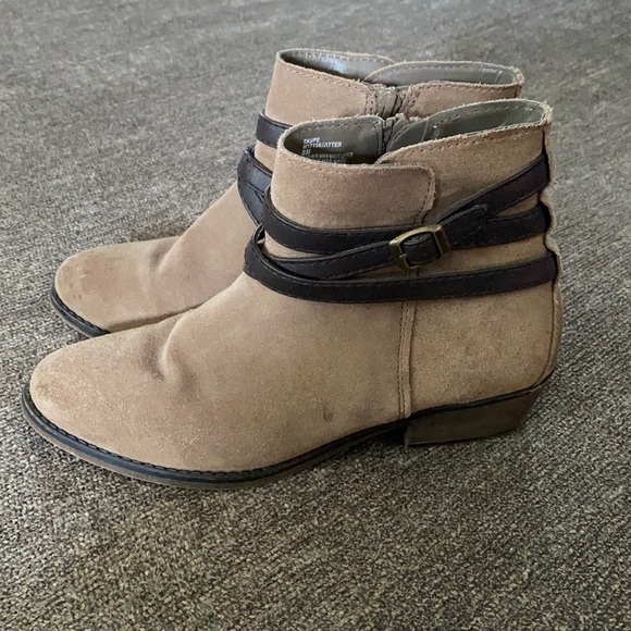 White Mountain Shoes - White Mountain women’s booties; size 8 medium